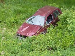 Volkswagen dachował pod Nysą. Trwają poszukiwania kierowcy.