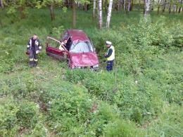 Volkswagen dachował pod Nysą. Trwają poszukiwania kierowcy.