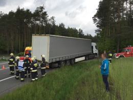 Ciężarówka zepchnęła forda do rowu