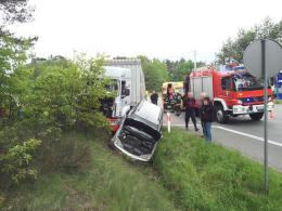 Ciężarówka zepchnęła forda do rowu