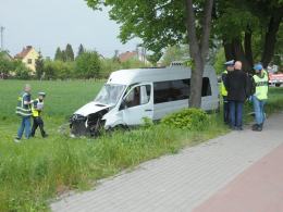 Bus uderzył w drzewo. 11 osób rannych.