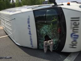 Bus przewrócił się na bok tarasując przejazd autostradą