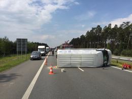 Bus przewrócił się na bok tarasując przejazd autostradą