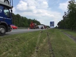 Bus przewrócił się na bok tarasując przejazd autostradą