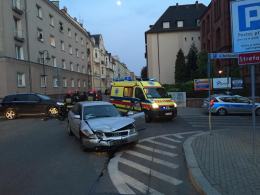 Zderzenie samochodów na skrzyżowaniu w centrum miasta