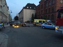 Zderzenie samochodów na skrzyżowaniu w centrum miasta