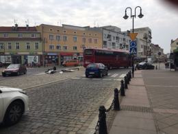 Autokar przewrócił latarnię na Placu Wolności