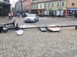 Autokar przewrócił latarnię na Placu Wolności