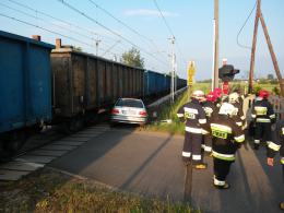 Samochód wjechał pod pociąg towarowy