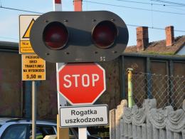 Samochód wjechał pod pociąg towarowy