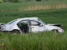 Wypadek podczas wyprzedzania, trzy osoby w szpitalu