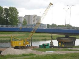 Trwają prace przy budowie kładki obok mostu na ul. Niemodlińskiej