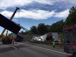 Ciężarówka przewróciła bramownicę na autostradzie. A4 nieprzejezdna.