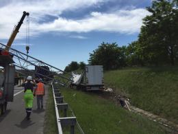 Ciężarówka przewróciła bramownicę na autostradzie. A4 nieprzejezdna.