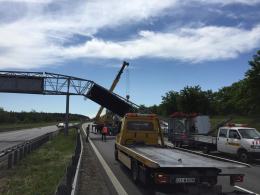 Ciężarówka przewróciła bramownicę na autostradzie. A4 nieprzejezdna.
