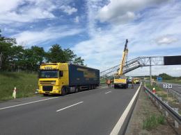 Ciężarówka przewróciła bramownicę na autostradzie. A4 nieprzejezdna.