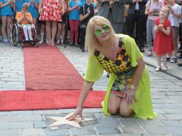 Halina Frąckowiak oraz Majka Jeżowska odsłoniły swoje gwiazdy na opolskim rynku
