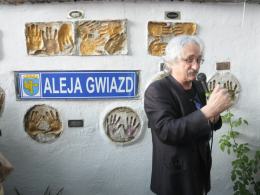 Michał Szpak odcisnął dłonie w Opolskiej Alei Gwiazd