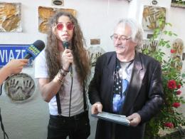 Michał Szpak odcisnął dłonie w Opolskiej Alei Gwiazd