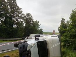 Samochód dostawczy dachował na trasie Nysa-Prudnik