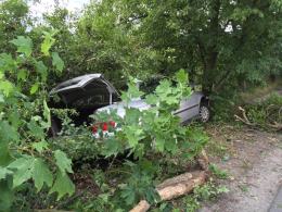Zasłabł za kierownicą i wjechał w drzewo