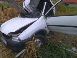 Opel corsa roztrzaskał się o słup energetyczny