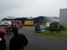 Strażacy neutralizują wyciek kwasu solnego