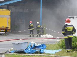 Strażacy neutralizują wyciek kwasu solnego