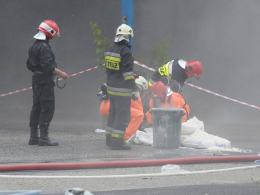 Strażacy neutralizują wyciek kwasu solnego