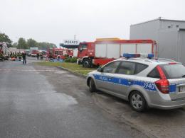 Strażacy neutralizują wyciek kwasu solnego