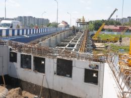 Trwa montaż konstrukcji pod kładkę przy moście na ul. Niemodlińskiej