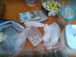 Pół kilograma amfetaminy, mefedron i ecstasy w mieszkaniu Nysanina