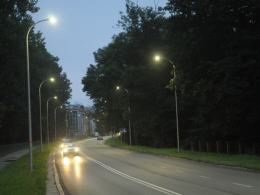 Nowe latarnie ledowe na ul. Wrocławskiej już świecą. Oświetlono też most.