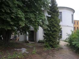 Budynek po prywatnej uczelni straszy w centrum miasta