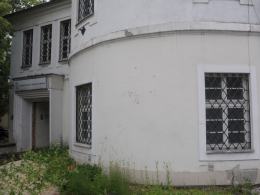 Budynek po prywatnej uczelni straszy w centrum miasta