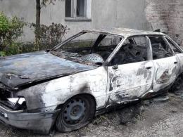 Nocny pożar samochodu w Lewinie Brzeskim