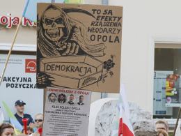 Duże Opole. Znicze pod Opolskim Urzędem Wojewódzkim.