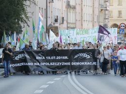 Duże Opole. Znicze pod Opolskim Urzędem Wojewódzkim.