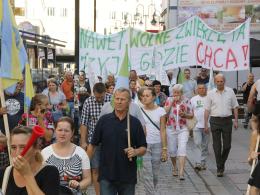 Duże Opole. Znicze pod Opolskim Urzędem Wojewódzkim.