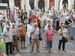 Duże Opole. Znicze pod Opolskim Urzędem Wojewódzkim.