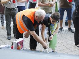 Duże Opole. Znicze pod Opolskim Urzędem Wojewódzkim.