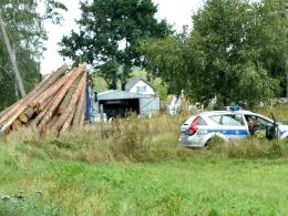 Ciężarówka z drewnem wypadła z drogi