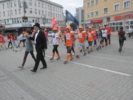 Wolontariusze Szlachetnej Paczki zatańczyli studniówkowego poloneza
