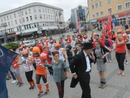 Wolontariusze Szlachetnej Paczki zatańczyli studniówkowego poloneza