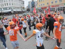 Wolontariusze Szlachetnej Paczki zatańczyli studniówkowego poloneza