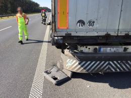 Groźny wypadek na A4. Mazda zderzyła się z ciężarówką.