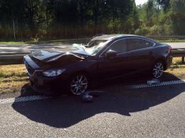 Groźny wypadek na A4. Mazda zderzyła się z ciężarówką.