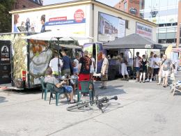 Pyszne święto na Placu Kopernika. Trwa FoodFest - Festiwal Food Trucków.