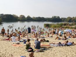 ... mimo setek plażowiczów korzystających z uroków kończącego się lata.