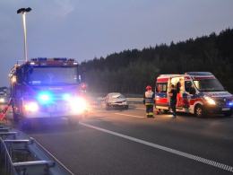 Zderzenie i dachowanie na autostadzie. Jedna osoba ranna.